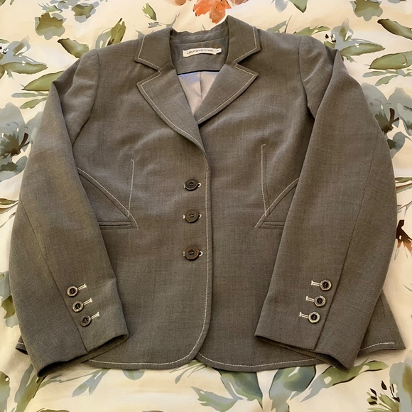 Classic women's suit - Picture 10 of 15